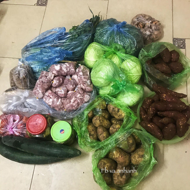 Được mẹ đẻ, mẹ chồng gửi đồ ăn ở quê lên, vợ trẻ khoe có cả thơ nữa