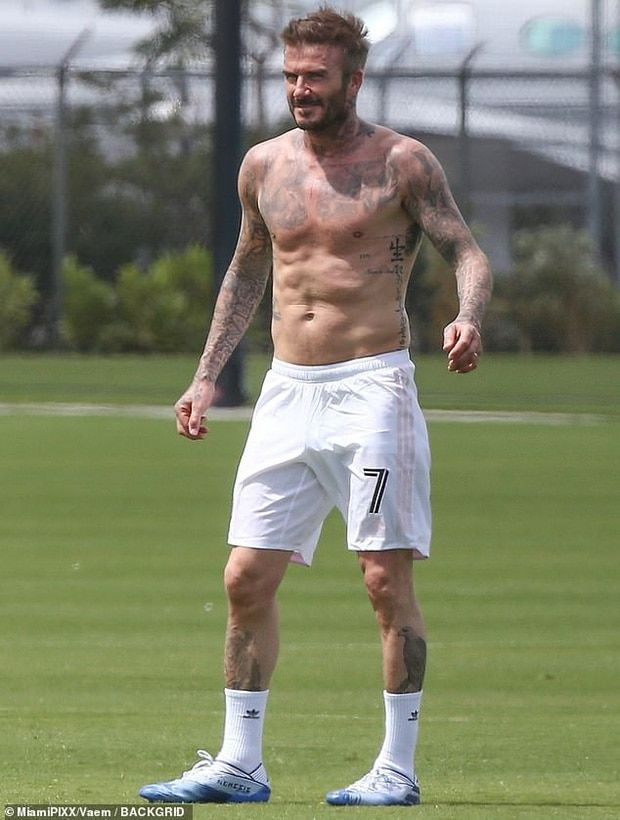 David Beckham khoe cơ bụng 6 múi ở tuổi 45