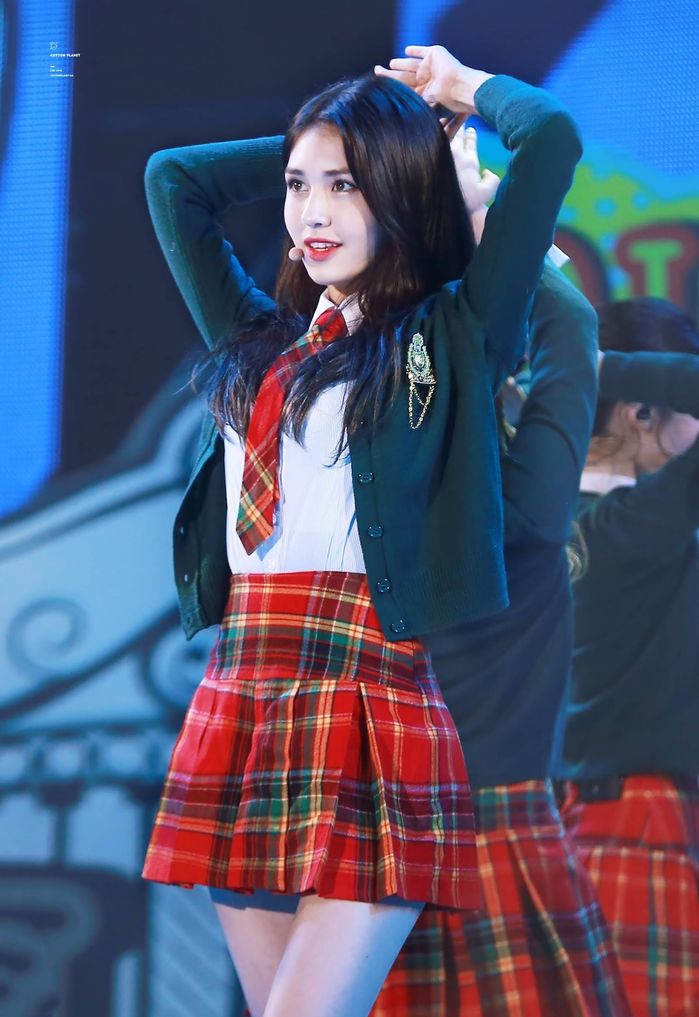Diện đồng phục học sinh: Jennie, Jihyo hóa nữ thần, Irene đáng yêu