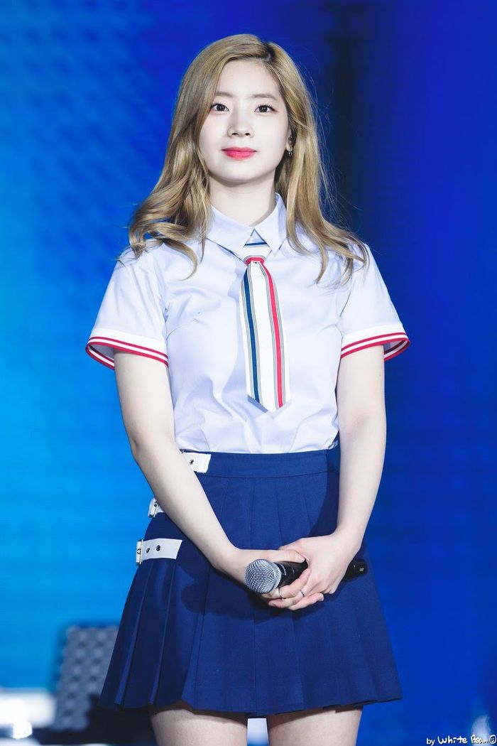 Diện đồng phục học sinh: Jennie, Jihyo hóa nữ thần, Irene đáng yêu