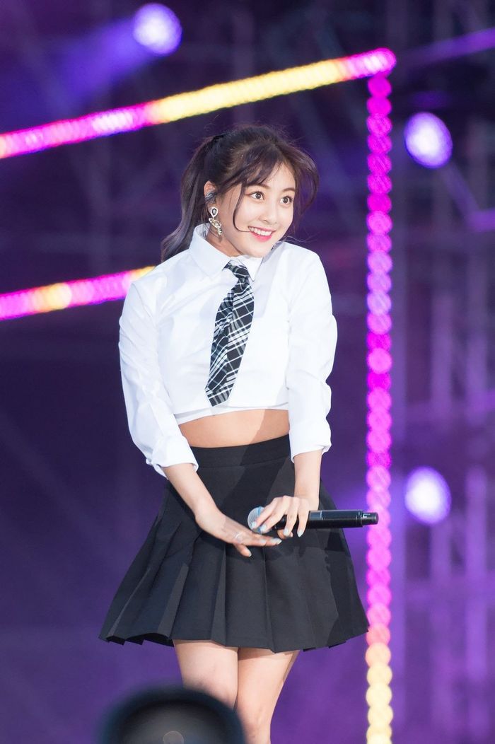 Diện đồng phục học sinh: Jennie, Jihyo hóa nữ thần, Irene đáng yêu
