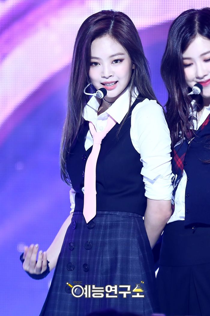Diện đồng phục học sinh: Jennie, Jihyo hóa nữ thần, Irene đáng yêu