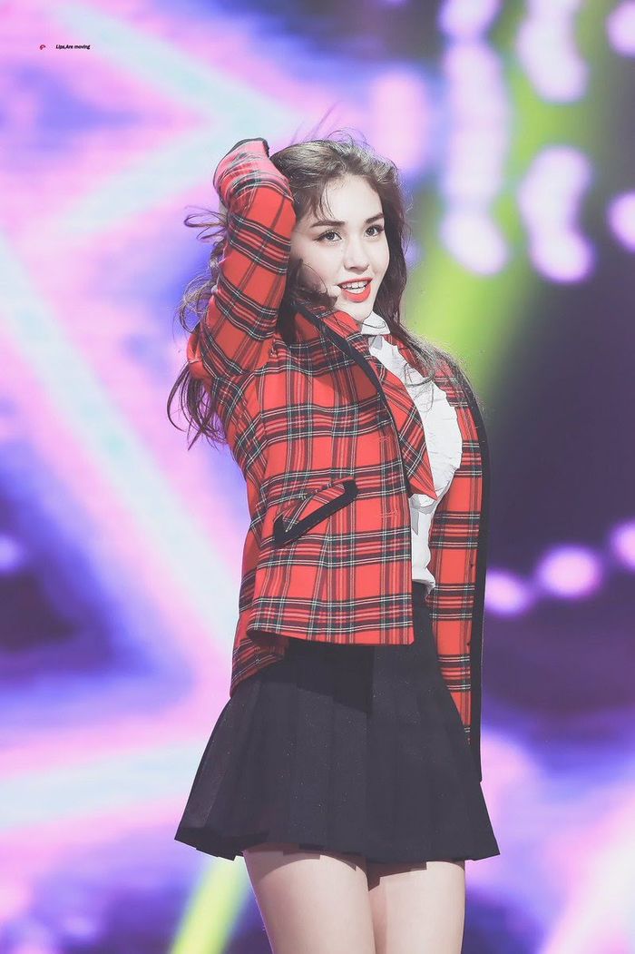 Diện đồng phục học sinh: Jennie, Jihyo hóa nữ thần, Irene đáng yêu
