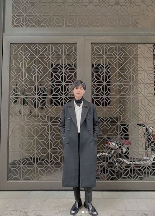 Diệu Nhi - Anh Tú đi giày đôi trong ảnh du lịch của Tiến Luật