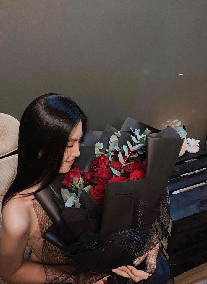 Ảnh sao Việt: Lan Ngọc ôm hôn Vỹ Dạ và Thúy Ngân, Đông Nhi trẻ trung
