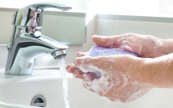 Dùng nước rửa tay khô xong lại dụi mắt, người phụ nữ bị viêm giác mạc