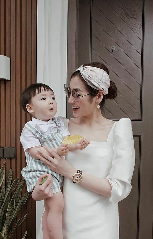 Minh Hằng khoe vòng 1 bốc lửa dưới nước, Ngọc Lan vẫn giữ ảnh chồng cũ