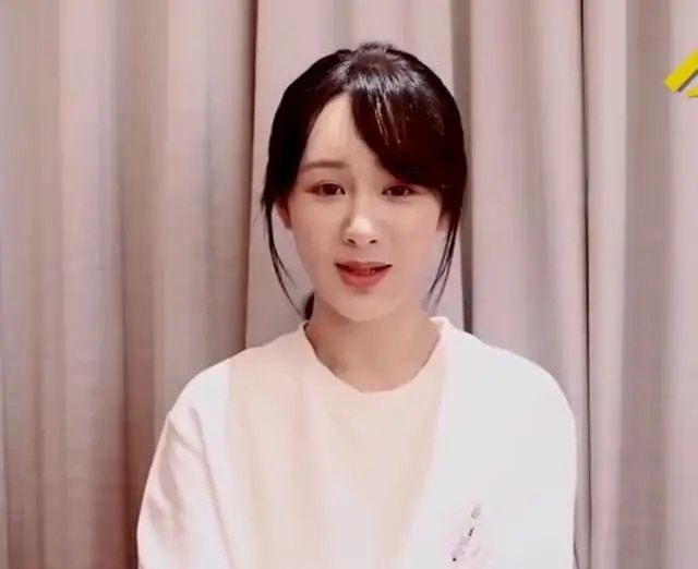 Dương Tử lại tiếp tục để lộ gương mặt nhọn đến khác lạ