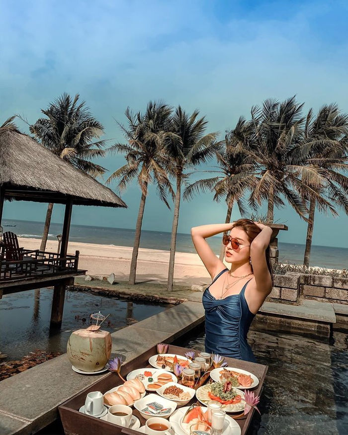 Elly Trần thần sắc phờ phạc, Sam và Ngô Kiến Huy chụp ảnh thân thiết