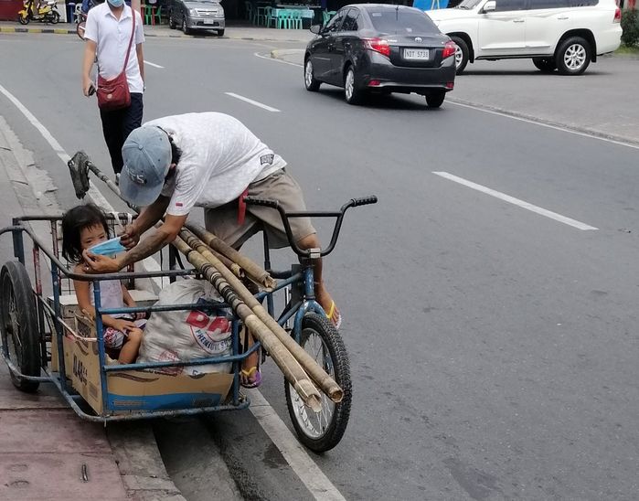 Người cha nghèo nhường chiếc khẩu trang duy nhất cho đứa con gái