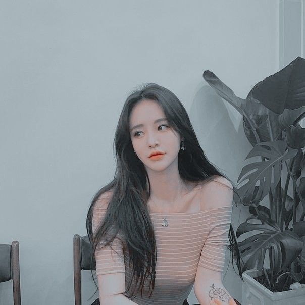 Bất an, hay khoe mẽ chuyện tình cảm cho thấy bạn chỉ yêu để bớt cô đơn