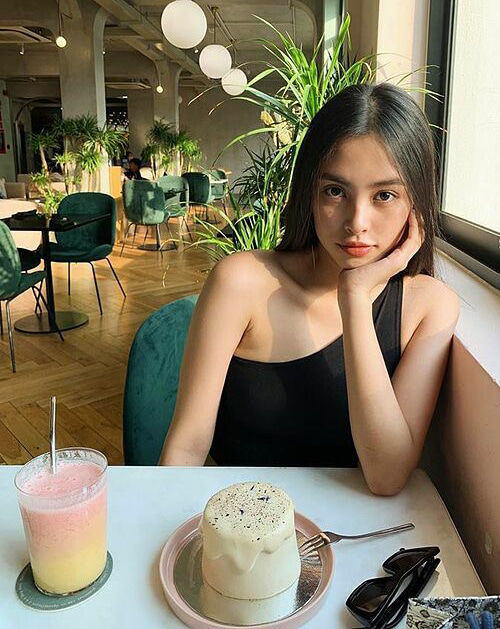 Minh Hằng photoshop khiến bàn tay bị bóp méo, Phạm Hương lái du thuyền