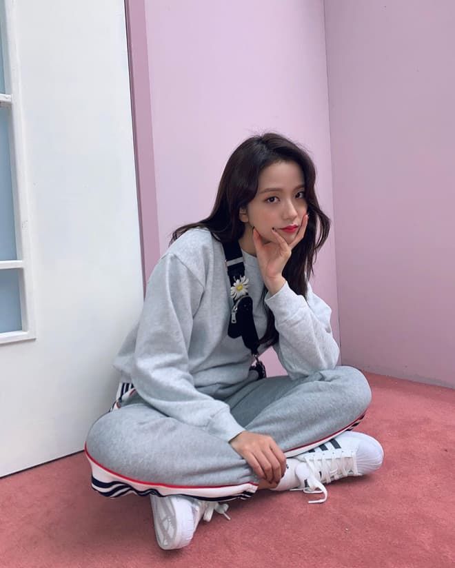 Mãi gắn bó với tóc dài, Jisoo có bí kíp gì mà để hoài không chán?