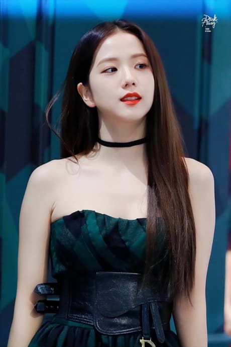 Mãi gắn bó với tóc dài, Jisoo có bí kíp gì mà để hoài không chán?