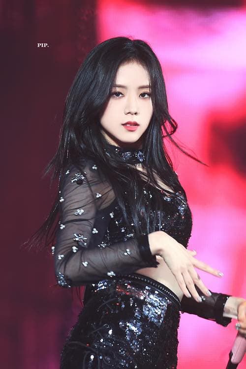 Mãi gắn bó với tóc dài, Jisoo có bí kíp gì mà để hoài không chán?