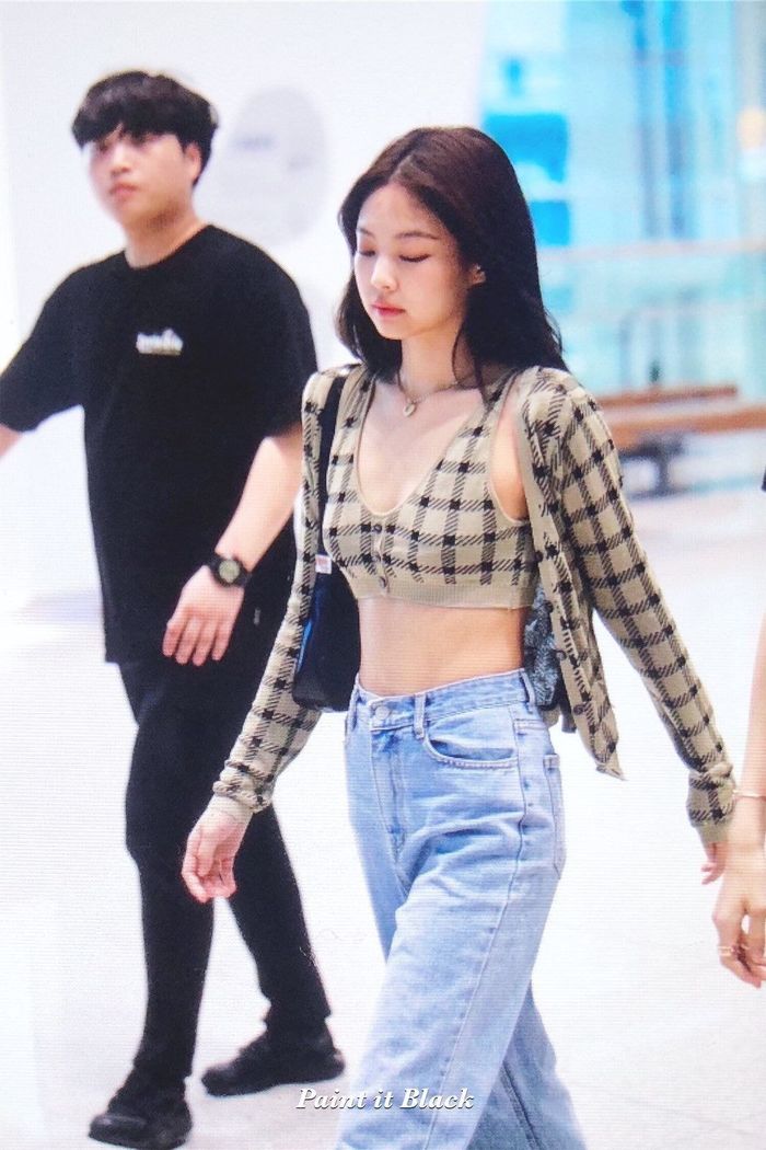 Jennie (BACKPINK) có hình thể eo nhỏ vai thon đỉnh cao