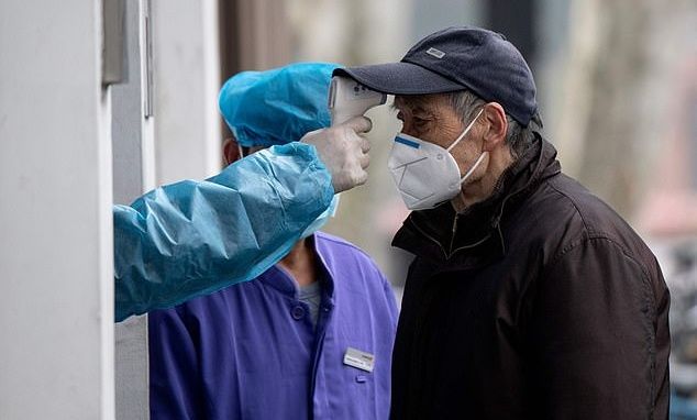 Hai ca nhiễm Covid-19 nặng, Bộ Y tế khuyên người già hạn chế ra đường