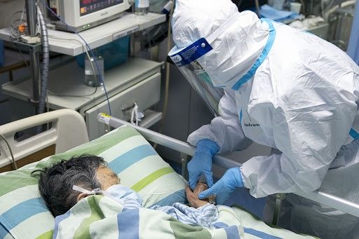 Hai ca nhiễm Covid-19 nặng, Bộ Y tế khuyên người già hạn chế ra đường