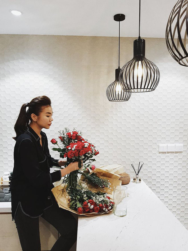 Hé lộ căn hộ sang trọng, đầy màu sắc của chị đại làng mẫu Thanh Hằng