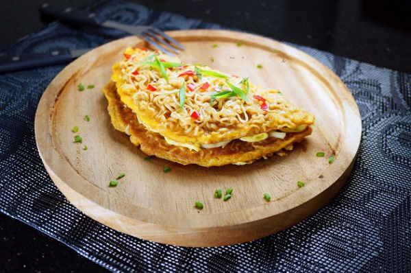 Công thức làm pizza từ mì gói với trứng, phô mai