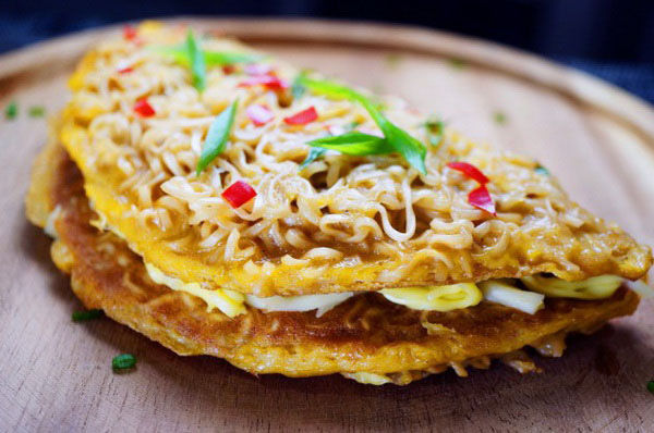 Công thức làm pizza từ mì gói với trứng, phô mai