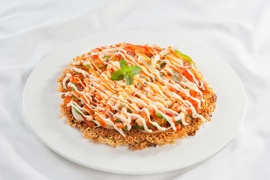 Công thức làm pizza từ mì gói với trứng, phô mai