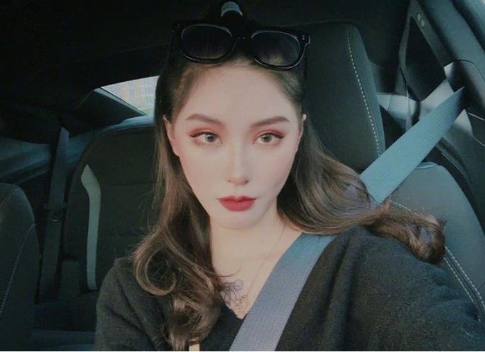 Hot girl 2,5 triệu follow lộ nhan sắc thật khiến fan “đứng hình”
