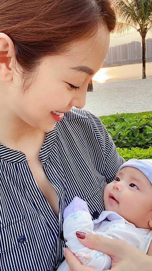 Quyền Linh khoe hai con gái xinh đẹp, Hari Won - Trấn Thành tình tứ