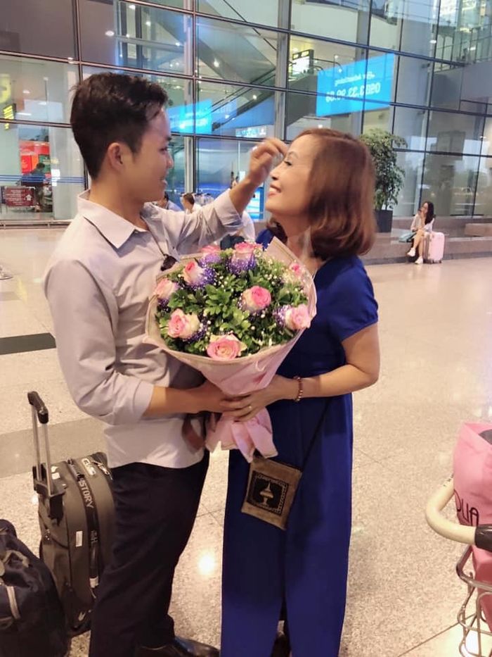 Khoe ảnh ôm hôn “đắm đuối”, cặp đôi 62 - 26 khiến CĐM ghen tị