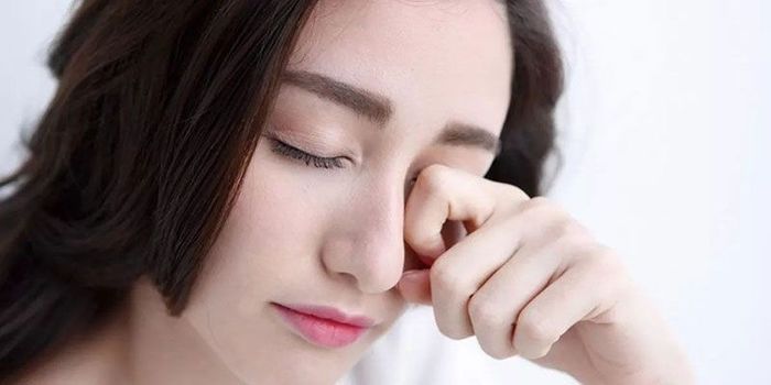 Không dụi mắt, dưỡng ẩm đều đặn giúp tránh lão hóa sớm vùng da mắt