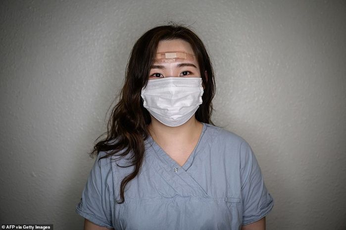 Khuôn mặt đầy vết băng dán của các y bác sĩ chống dịch gây xúc động