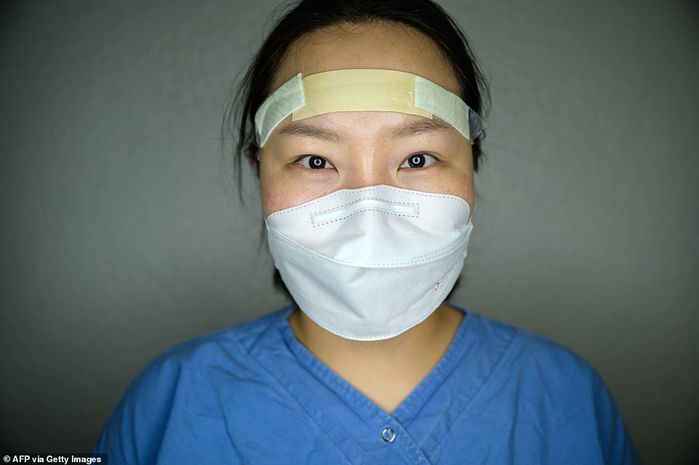 Khuôn mặt đầy vết băng dán của các y bác sĩ chống dịch gây xúc động