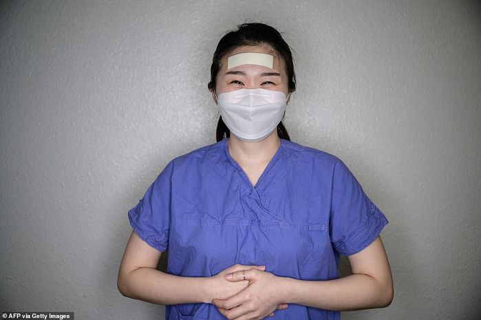 Khuôn mặt đầy vết băng dán của các y bác sĩ chống dịch gây xúc động