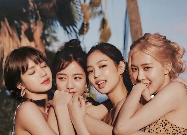 Học muôn kiểu tóc chân ái của BLACKPINK: Tóc búi cao được gọi tên
