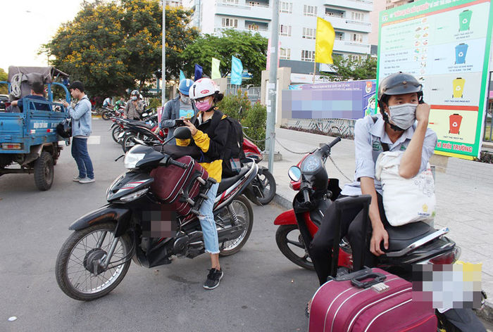 Sinh viên nhường bánh kẹo, thuốc giảm đau cho người đến cách ly
