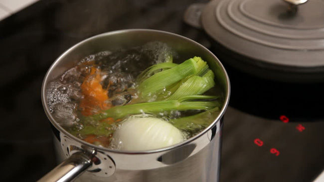 Luộc rau củ: Thêm cốt chanh giúp rau xanh mướt, ngâm đá giúp rau giòn