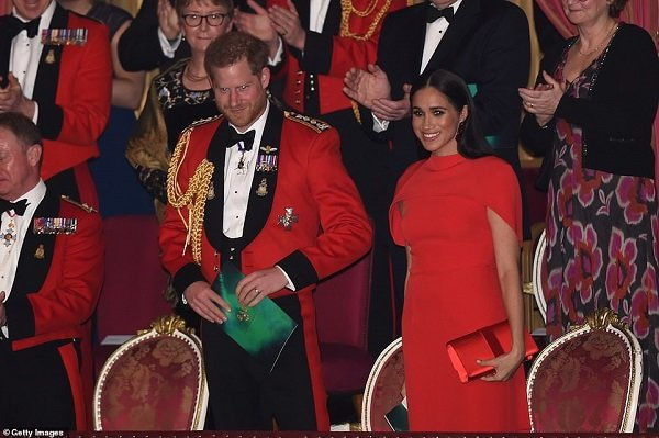 Meghan Markle đỏ rực xuất hiện cùng chồng tại sự kiện Hoàng gia