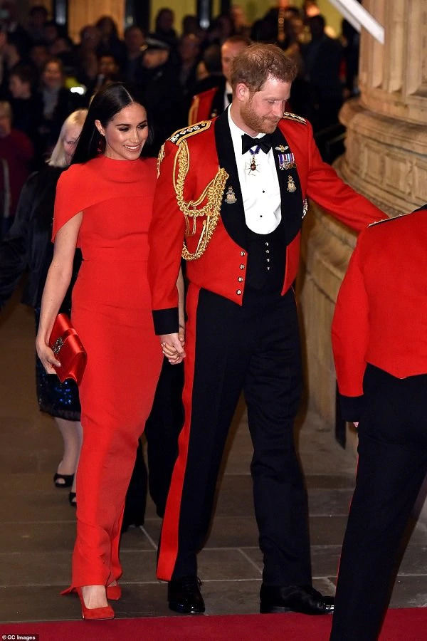 Meghan Markle đỏ rực xuất hiện cùng chồng tại sự kiện Hoàng gia