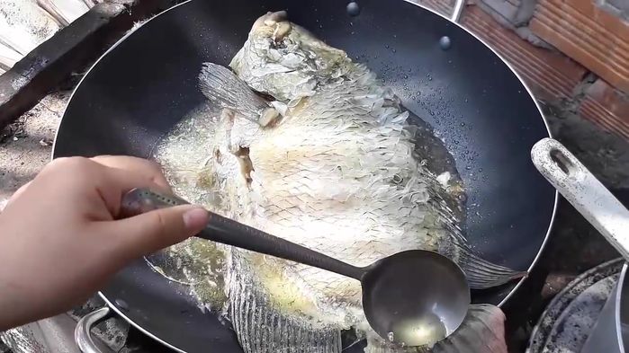 Để rán cá không bị dính chảo, tróc da: Sử dụng gừng, lòng trắng trứng