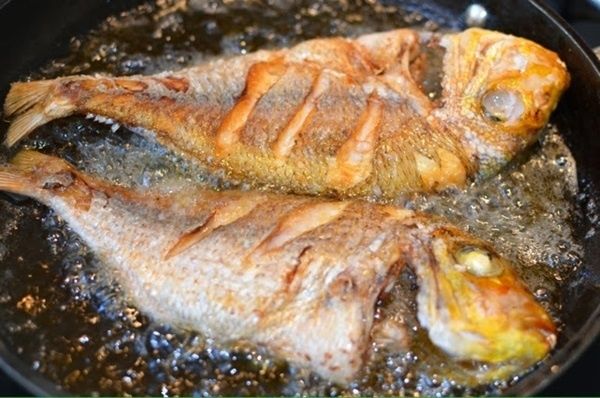 Để rán cá không bị dính chảo, tróc da: Sử dụng gừng, lòng trắng trứng