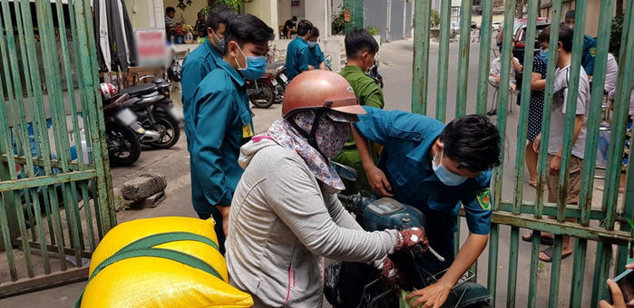 Nam thanh niên thành kẻ không nhà khi chung cư Hòa Bình phong tỏa