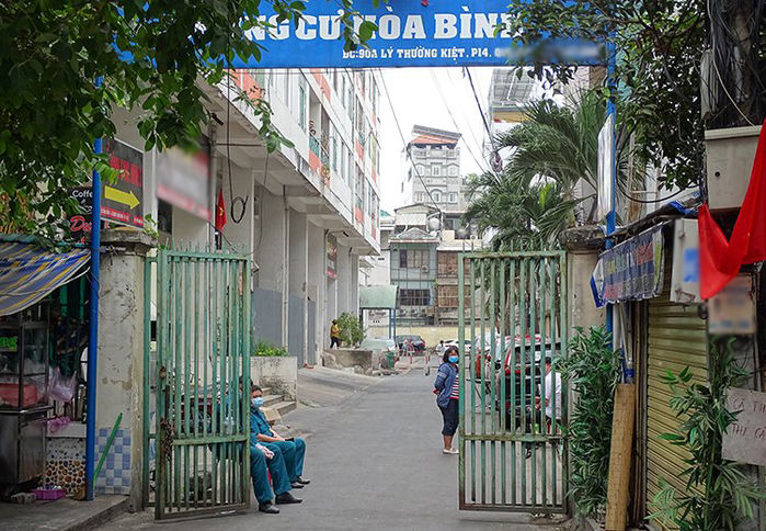 Nam thanh niên thành kẻ không nhà khi chung cư Hòa Bình phong tỏa