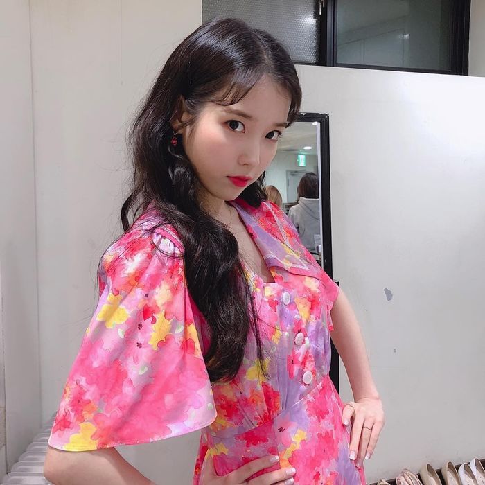 Ngắm BLACKPINK cùng sao Kbiz diện item “bánh bèo”: Rosé, IU hút mắt