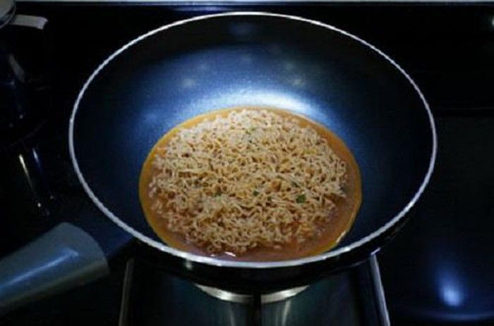 Công thức làm pizza từ mì gói với trứng, phô mai