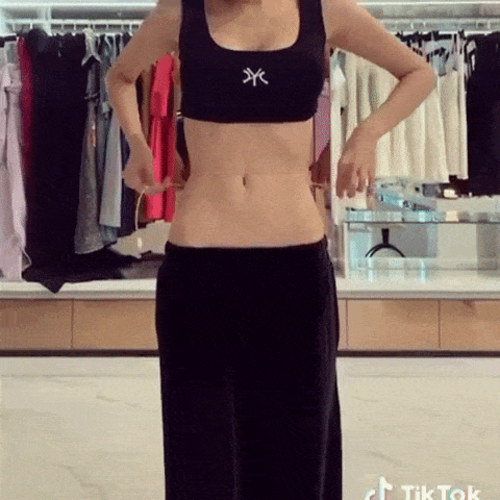 Ngọc Trinh cho thấy vòng eo vô địch qua thử thách quấn dây tai nghe