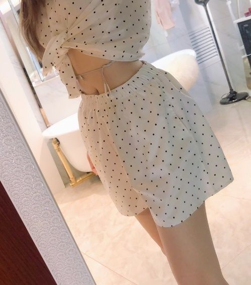 Ngọc Trinh cho thấy vòng eo vô địch qua thử thách quấn dây tai nghe