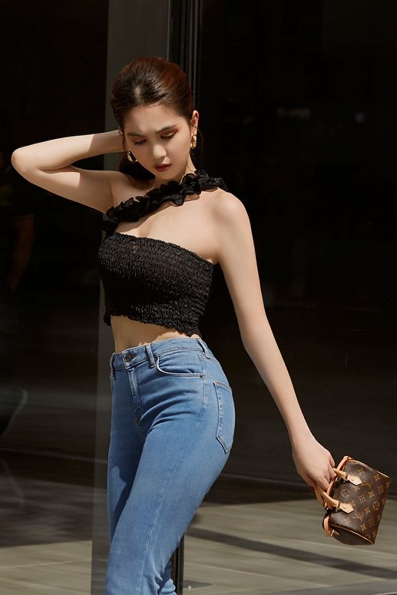 Ngọc Trinh cho thấy vòng eo vô địch qua thử thách quấn dây tai nghe