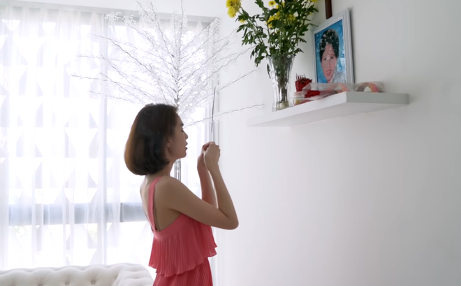 Ngọc Trinh chia sẻ xúc động: Sáng nào tôi cũng thắp hương cho mẹ ruột!