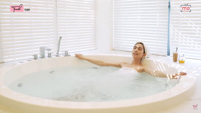 Ngọc Trinh chia sẻ xúc động: Sáng nào tôi cũng thắp hương cho mẹ ruột!