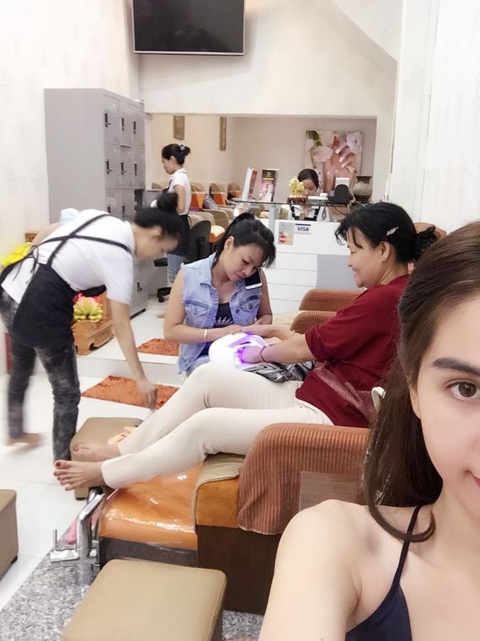 Ngọc Trinh chia sẻ xúc động: Sáng nào tôi cũng thắp hương cho mẹ ruột!